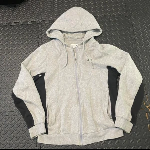 Lacoste huvtröja  - Bra skick dragkedja fickor, storlek S inga konstigheter 