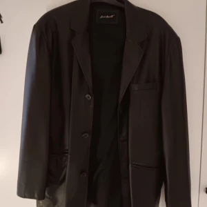 Skinnjacka/kavaj - Säljer en Mycket fin knappt använd skinnjacka från janbell storlek XL  