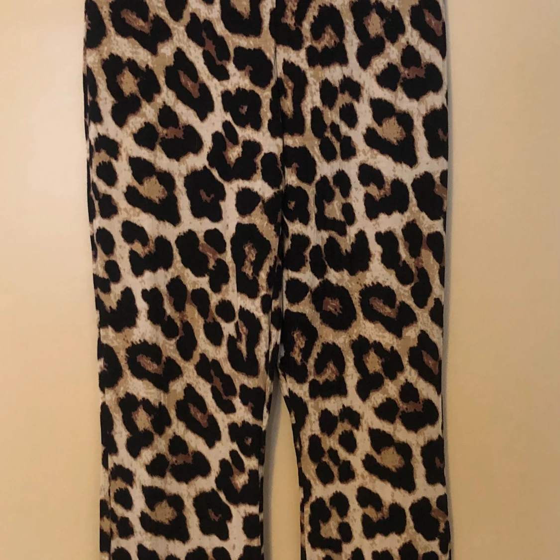 Leopardmönstrade byxor i stretch- lite utsvängda 
