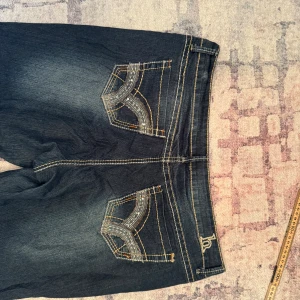 Mörkblå jeans från Hydraulic - Snygga mörkblå jeans från Hydraulic med coola fickor! 