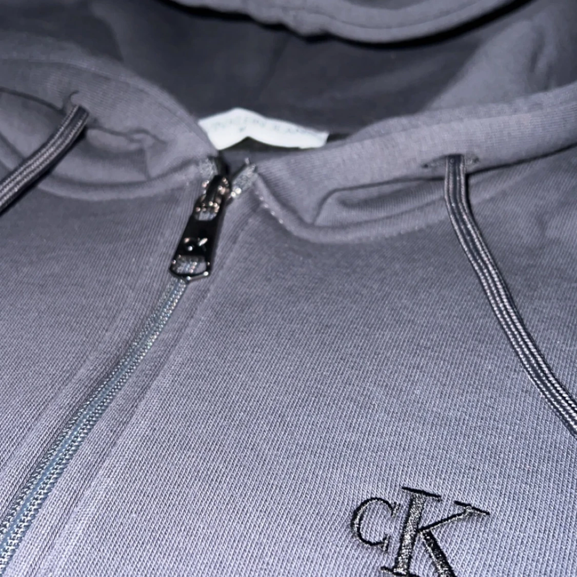 Grå hoodie från Calvin Klein - 1