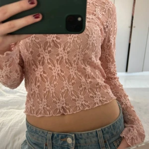 Festtopp✨ - Super gullig spetstopp från Stradivarius köpt utomlands! Kommer tyvärr inte till användning men superfin och gullig💕