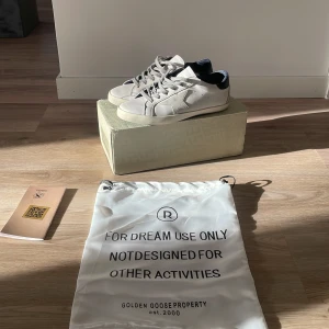 Golden goose superstar - Säljer nu dessa riktigt feta golden goose I storlek 42 men passar 41. Exakta mått är de bara att fråga!😊 box, dustbag och kvitto kommer med på köpet! Hör av dig vid funderingar!😁🙌