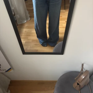 Blåa wide jeans med låg midja  - Snygga baggy jeans som tyvärr är för stora för mig. Går att sy upp och sy in om man vill ha annan modell. Köpte av en tjej på vinted så vet tyvärr inte modellen, men bra skick!!