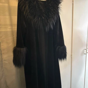 Svart kappa - Gothic svart velour kappa med päls på händerna och krage och neråt 