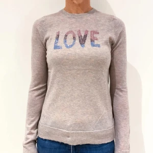 Beige cashmir tröja från Zadig Voltaire  -  Jättesnygg beige tröja från Zadig Voltaire 😊 i jättebra skick, förutom att den här två pyttesmå hål som nästan inte syns så säljer för lite billigare❤️ kontakta gärna om du har några frågor eller prisförslag