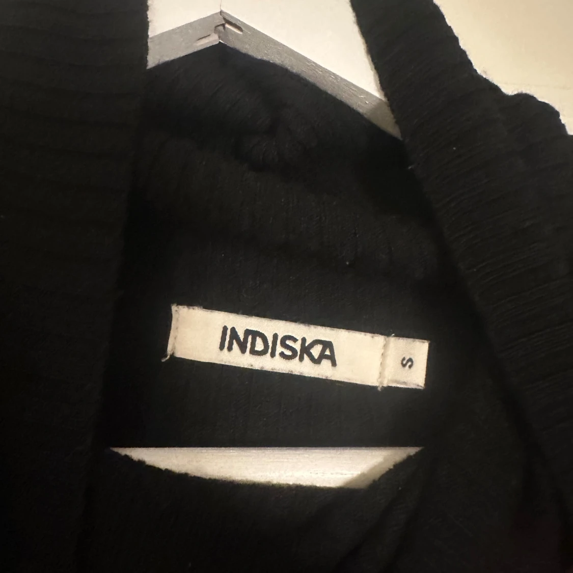 Svart ribbad polotröja från Indiska - 3