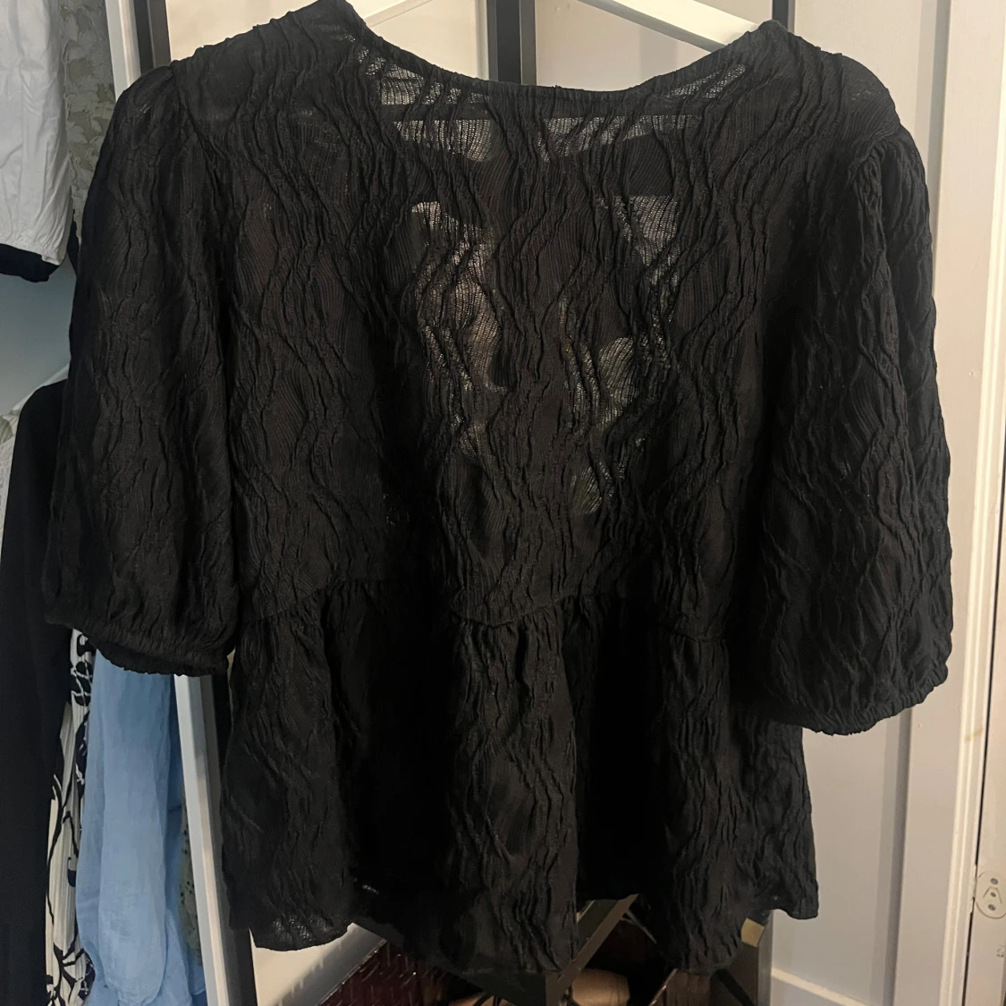 Svart blus med knyt och puffärm