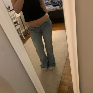 Ljusblåa bootcut jeans från Nelly - Säljer ett par ljusblå jeans från Nelly med väldigt snygg passform.💕