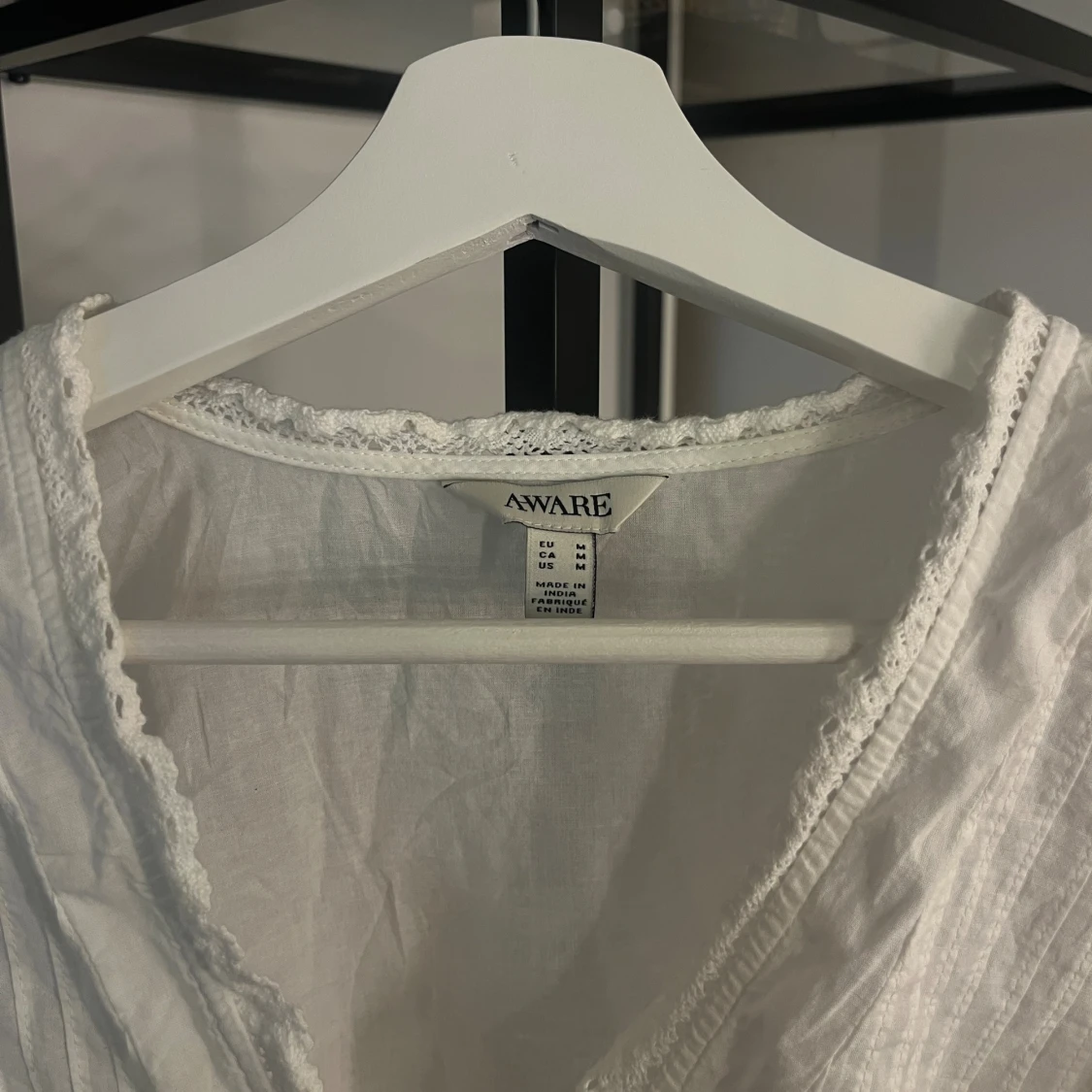 Vit omlottblus med volang från Aware - 2