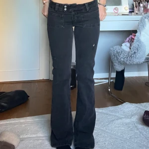 Svarta bootcut jeans XS - Jag är 169cm💕Använda en gång och gjort egna hål
