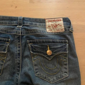 True Religion Joey bootcut jeans blå - Hejj, säljer mina as snygga Joey jeans från true religion. Sjukt bra skick endast använda fåtal gånger. Strlk: 26cm Midjemått:38cm (tvärsöver) Innerbenslängd: 80cm (har sprättat upp för mer längd, se bild) Hör gärna av dig vid frågor! 🥰