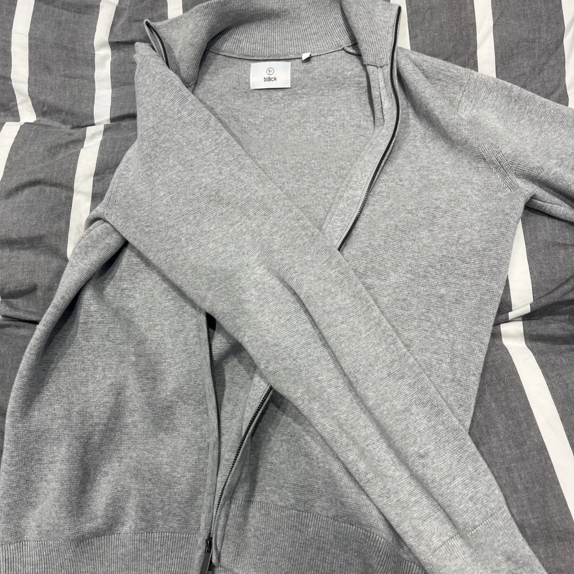 Grå kofta med dragkedja från Bläck - 1