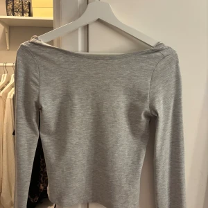 Långärmad topp - Basic topp, öppen vid ryggen eller ha öppet fram. Funkar både och