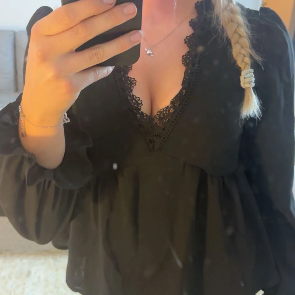 Svart blus med spets och v-ringning