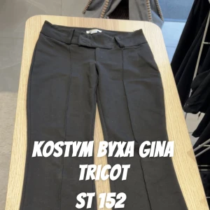 Svarta kostymbyxor från Gina Tricot - Svarta kostymbyxor från Gina Tricot i stretchigt material. Byxorna har raka ben, pressveck och bälteshällor i midjan. Perfekta för en clean och stilren look.