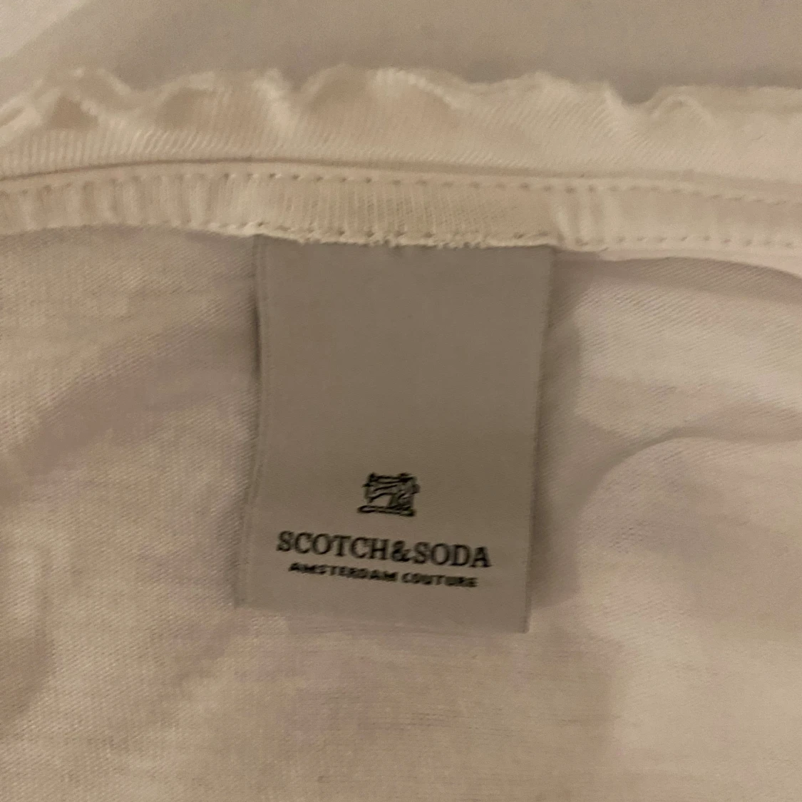 Vit t-shirt med symaskinslogga - 4