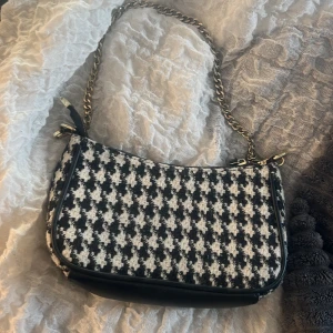 Svart vit handväska  - En fin svart vit mönstrad väska 