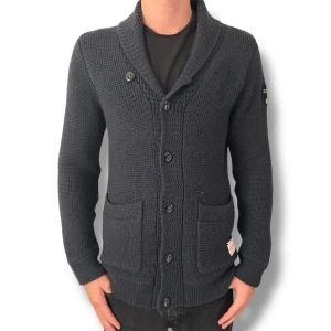 G-Star Stickad Cardigan - G-Star Stickad Cardigan | Skick 8/10 Inga skador | Storlek XL MEN PASSAR L | Färgen marinblå | SLUTSÅLD MODDEL SOM INTE GÅR ATT FÅ TAG PÅ | Hör av er för mer information/bilder! 