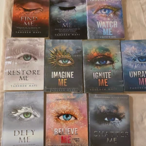 Shatter Me-serien (Find Me, Unite Me, Watch Me, Restore Me, Imagine Me, Ignite Me, Unravel Me, Defy Me, Believe Me, Shatter Me) - Hela Shatter Me-serien av Tahereh Mafi! En spännande och känsloladdad bokserie med snygga omslag, perfekt för dig som gillar intensiva berättelser, starka karaktärer och dystopiska världar. Passar unga vuxna som vill sluka en fängslande serie.