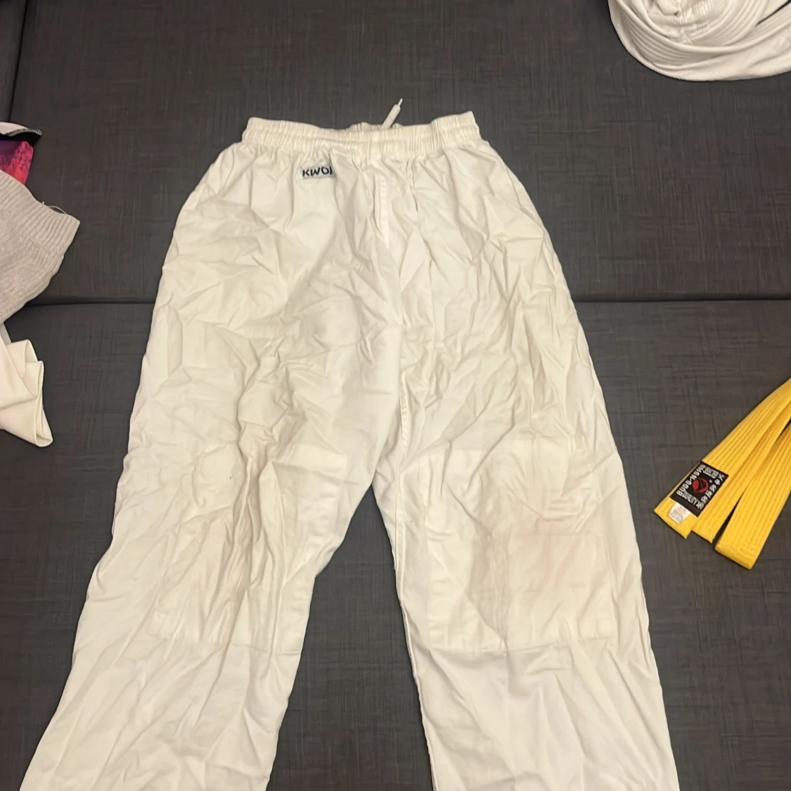 En hel vit gi med tryckning, ett par byxor från KWON och ett gult bälte. Kan köpas enskilt också - 1