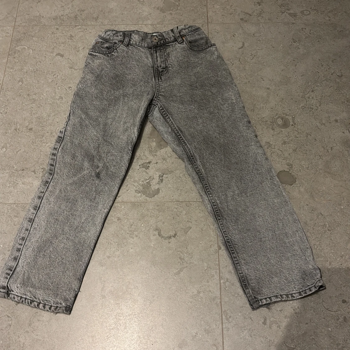 Grå jeans från Grunt straight fit