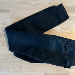 Mörkblå Replay jeans slim fit - Riktigt snygga replay jeans storlek 27-30 Bara att höra av dig om du har någon fråga, pris kan såklart diskuteras!