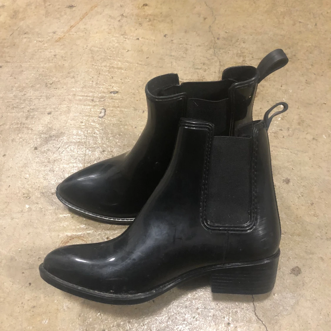 Svarta chelsea boots i gummimaterial - 1