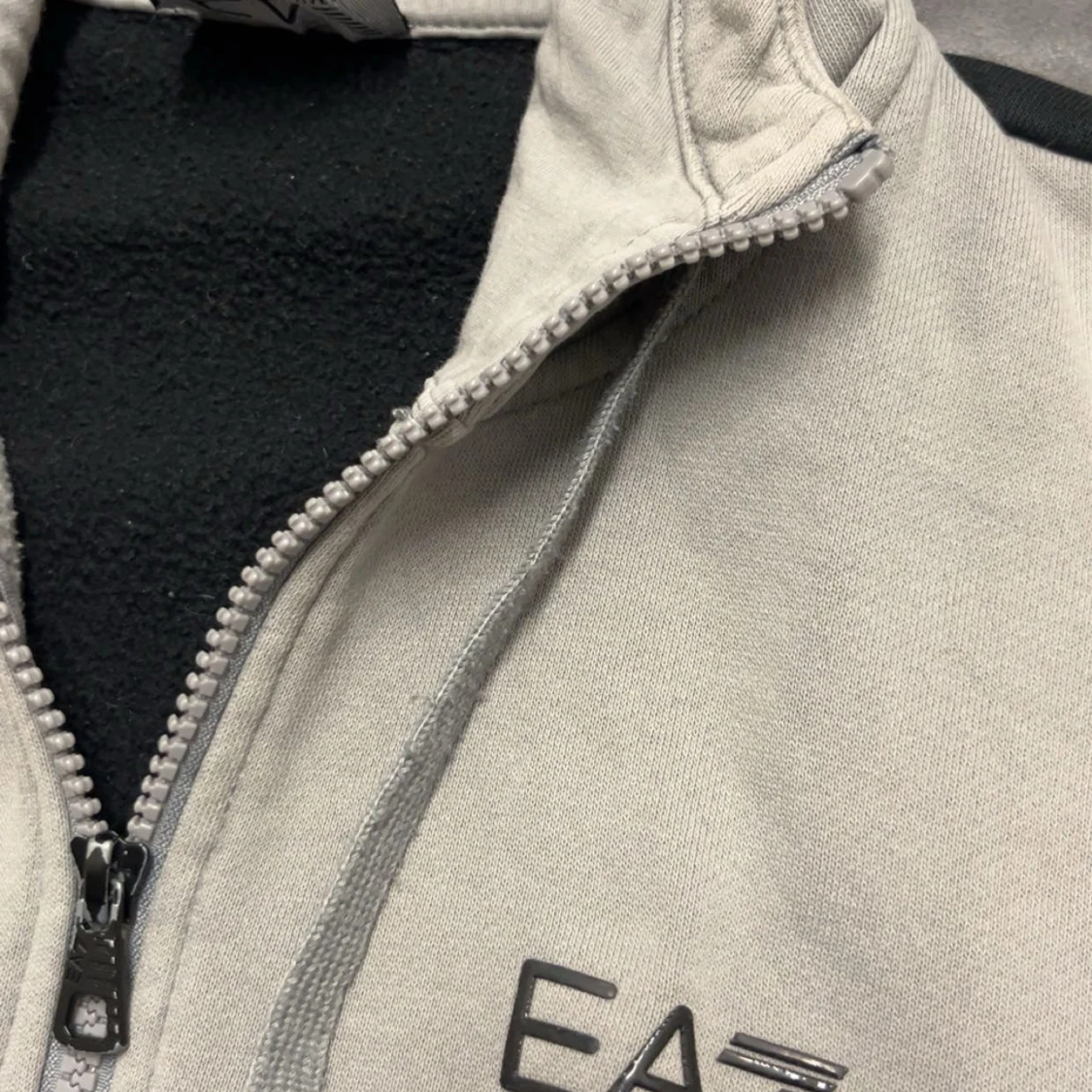 EA7 hoodie i svart, grå och vitt - 2
