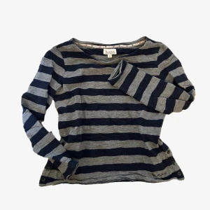 Randig tröja från bondelid! - Randig tröja i skönt material, väldigt bra kvalitet! Köpte på sellpy men har ej använt så mycket pga att det inte är min stil❣️