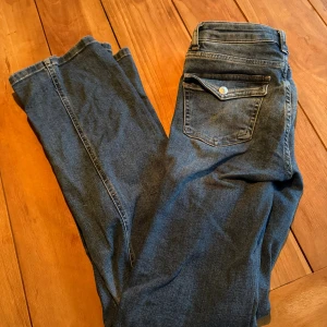 Blå jeansbyxor från lager 157 - Blåa jeans från lager 157 i modellen 90s boot, storlek S I full längd