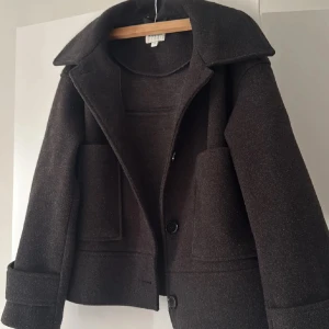 Mörkgrå/svart kappa  - Säljer en svart/mörkgrå kappa från kaphal. ser knappt använd ut!