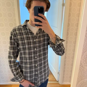 Raplh Lauren skjorta - Tja, säljer en sparsamt använd skjorta från polo. 100% bomull. Nypris 1149:-  Mitt pris 399. Pm vid intresse!