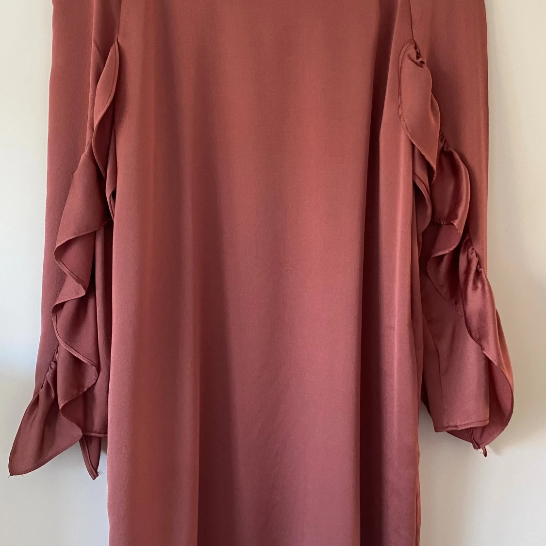 Rosa klänning med volangärmar - 1