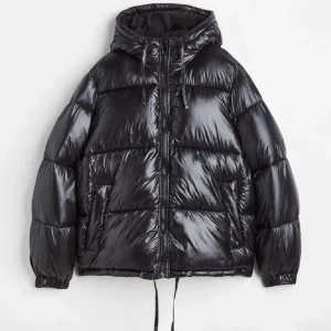 Glansig jacka H&M - Populär glansig jacka från H&M. Köpt för 2 vintrar sedan! Inga defekter på jackan. Kontakta för fler frågor.💕💕pris kan diskuteras❤️