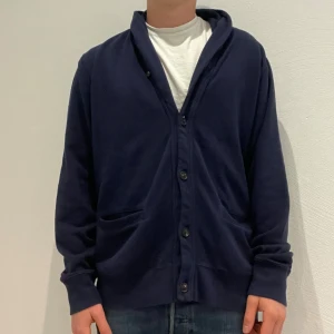 Mörkblå kofta från Polo Ralph Lauren - Marinblå Ralph Lauren kofta || Storlek M || Tröjan är i bra skick || Modellen på bilden är 170cm och väger 62kg || tveka inte på att höra av dig vid frågor eller funderingar 