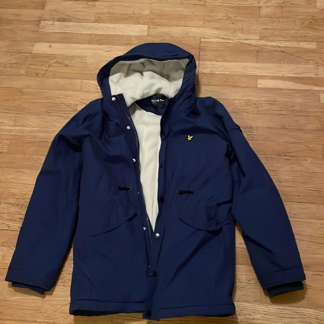 Blå parkajacka från Lyle & Scott