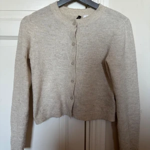 Beige kofta med knappar - Mysig beige kofta från H&M.perfekt till att ha över ett linne till ett par jeans💕