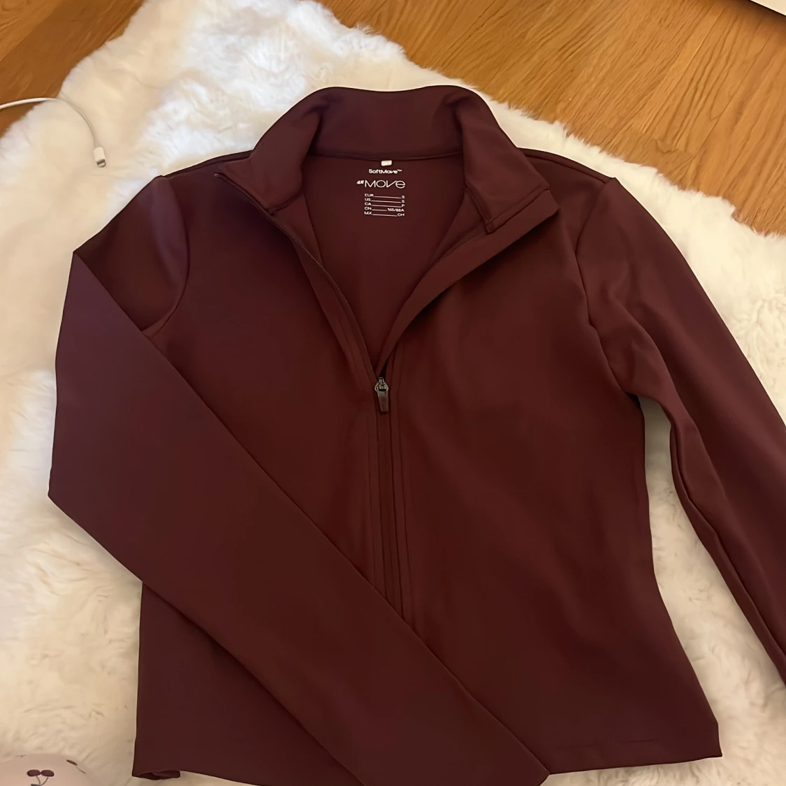 Vinröd träningsjacka H&M storlek s i toppen och M i byxa - 1