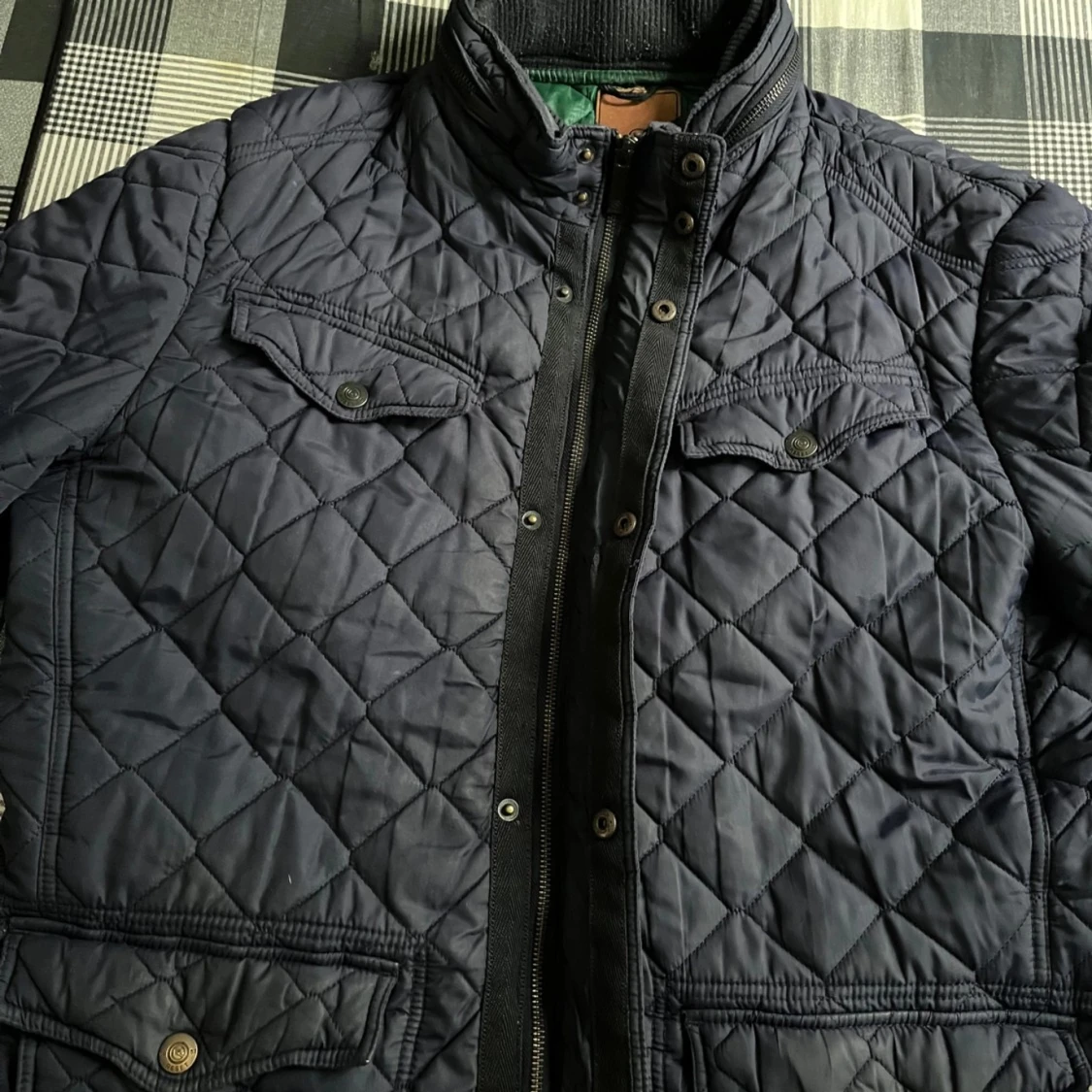 Svart quiltad jacka från Reset - 90