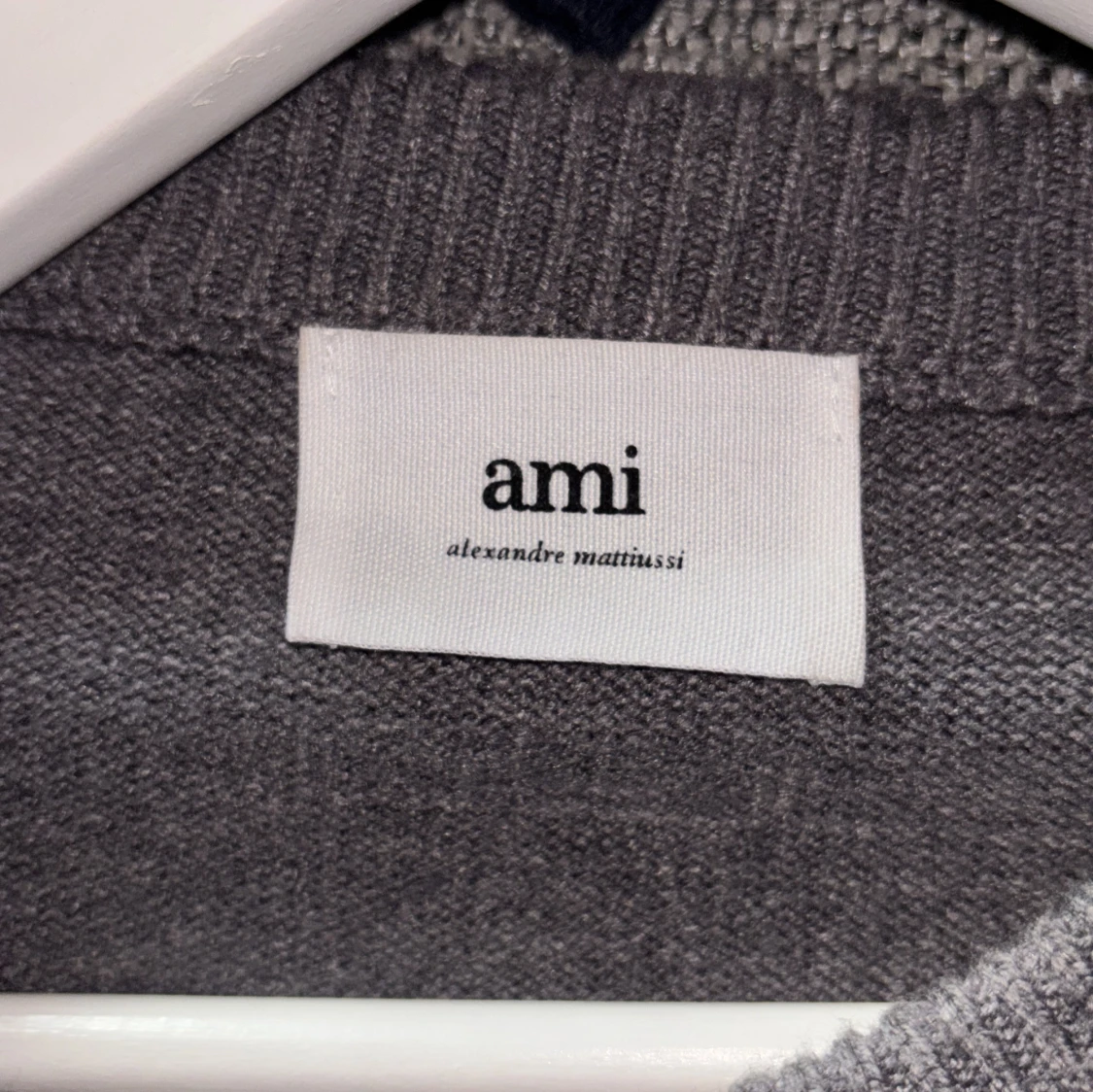 Grå stickad tröja från Ami Paris - 2