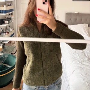 Jacka/kofta - Så snygg jacka som man även kan ha som kofta som är teddy och stickad 