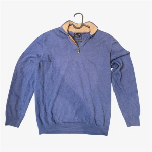 Massimo Dutti kofta - Säljer denna tvär sköna kofta från Massimo Dutti! Den är riktigt skön och passar perfekt nu till vintern/hösten! Den är i storlek Small 