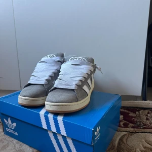 Adidas Campus grå sneakers mocka - Campus till salu. Använd men har fortfarande en del att ge, priset går att diskutera!