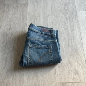 Dondup jeans  - Tja på dig söker du ett par Dondup jeans till ett bra pris så har du kommit rätt. Priset kan diskuteras dom är nästan helt nya ☺️