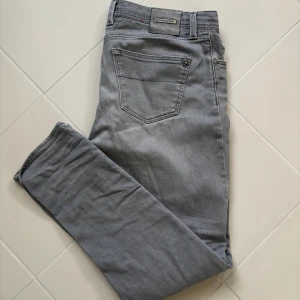 Tramarossa jeans - Gråa eftertraktade Sartoria Tramarossa jeans i storlek 38 (midjemått på 108 cm) säljes. Inga hål eller fläckar och jeansen är använda sparsamt. Helt perfekta nu till vintern och tvek inte vid minsta fråga eller fundering!