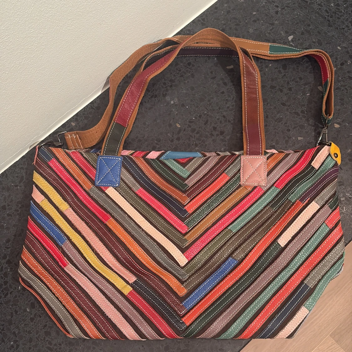 Färgglad axelväska i skinn