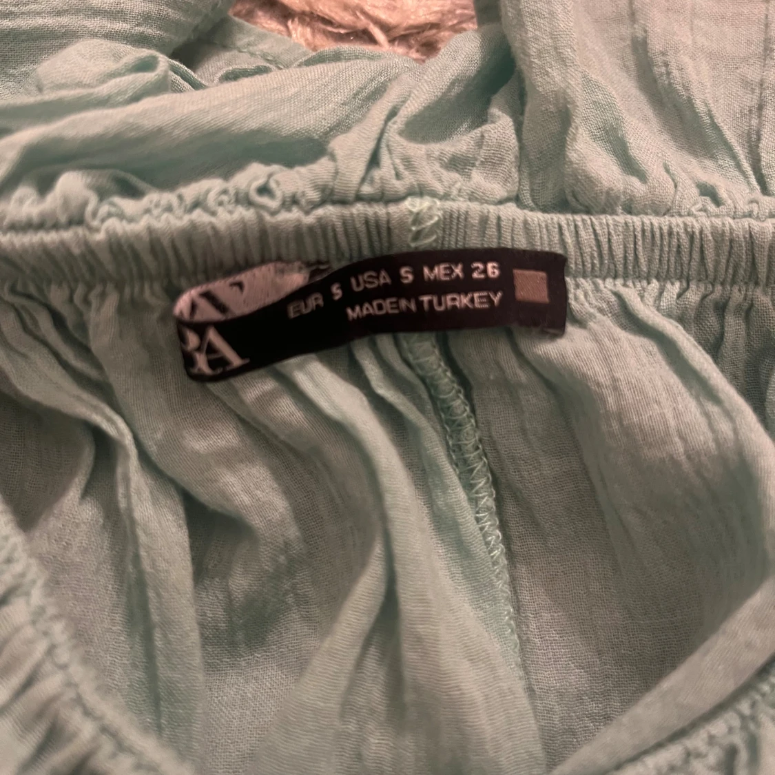 Mintgrön offshoulder blus med volang - 1