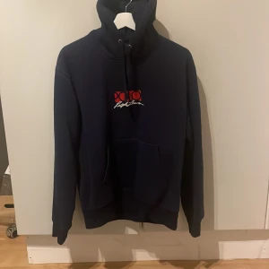 Ralph Lauren hoodie - Säljer en fet hoodie från Polo Ralph Lauren. Hoodien är i bra skick och är i storlek m men sitter mer som s enligt mig. Sitter bra på mig som är ca 179. Skriv vid minsta funderingar!