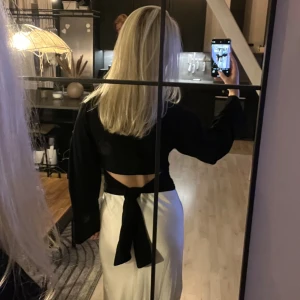 Knyttopp - Populär Knyttopp från lager 157 med vida ärmar. Använd 1 gång. 